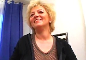 Blond-haired MILF lady exposing her wet slit